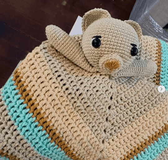 Mantita de apego tejida con osito