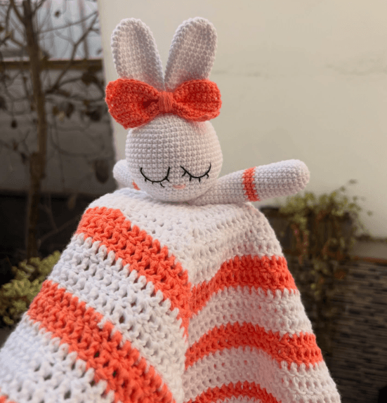 Mantita de apego tejida con conejita